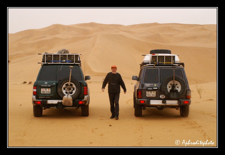 066 Les voitures s appretent a attaquer vaillamment les dunes du grand Erg
